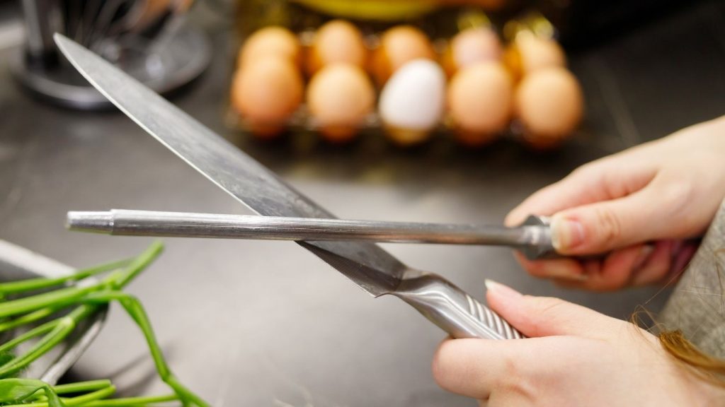 How to Clean a Kitchen Knife the Right Way
