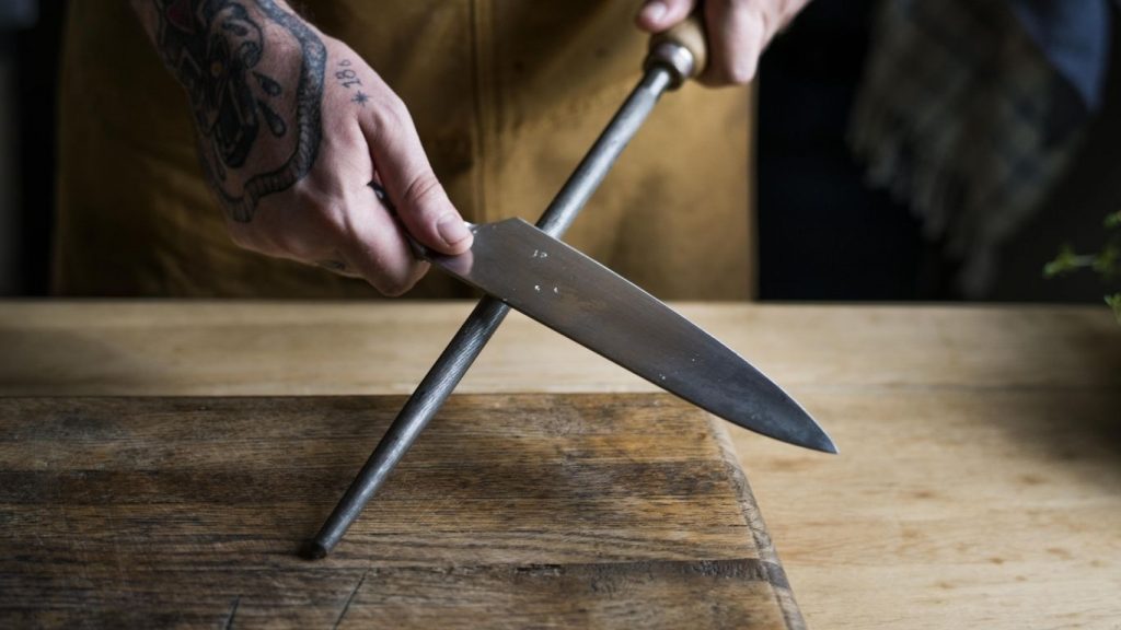 How to Clean a Kitchen Knife the Right Way
